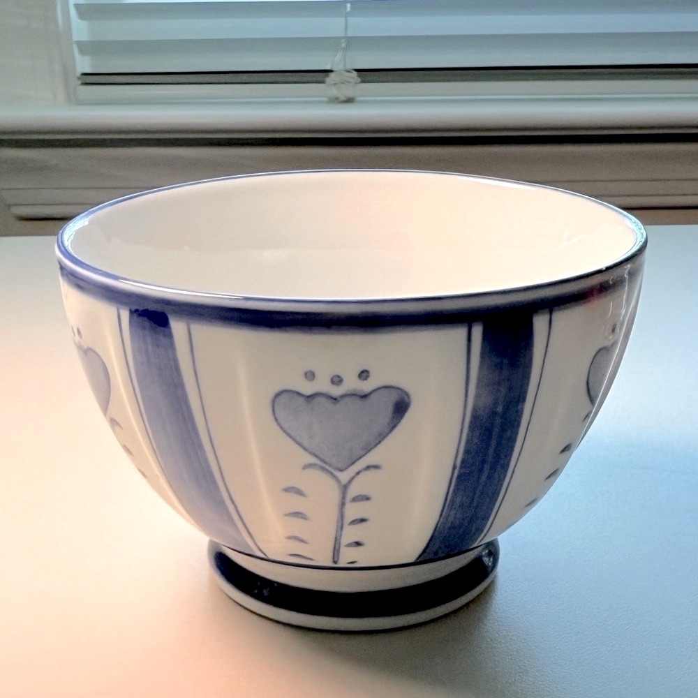 Beautiful Porcelain Painted Bowl w/Blue & White Heart Flowers